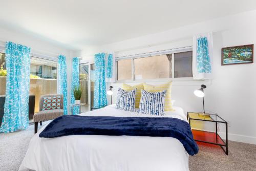 SB-503 - Cali Surfer Lounge in Solana Beach