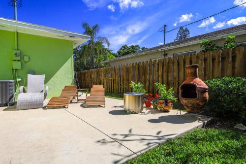Tropical Naples Home with Hot Tub- Mins to Beach - image 6