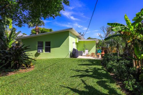 Tropical Naples Home with Hot Tub- Mins to Beach - image 2