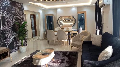 شقة جديدة مودرن المهندسين قريب من النيل وجامعة الدول منطقة حية بها مطاعم وخدمات, El Cairo