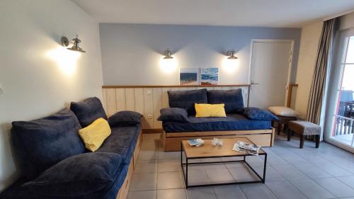2 bedrooms, 7 beds