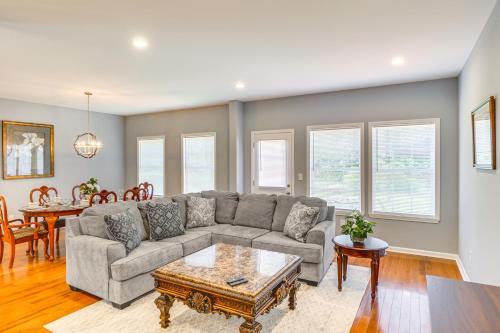 Louisville Retreat with Deck about 11 Mi to Downtown! in Louisville, USA
