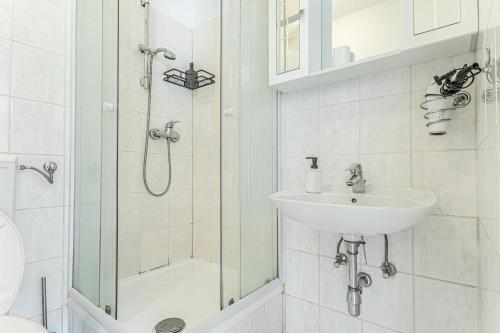 City Vibes: 1BR Apt, 10 Min to Westbahnhof