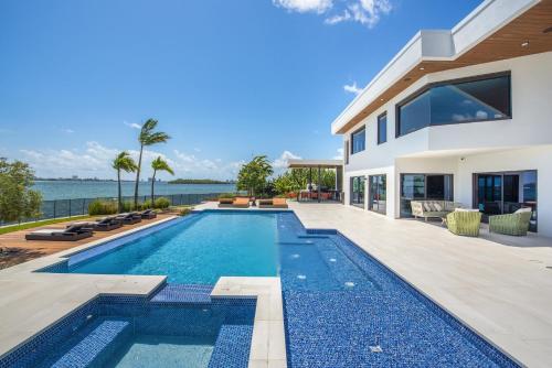 Indulge in Luxury Your Tranquil Resort Mansion Awaits in Vibrant Miami in North Miami, USA