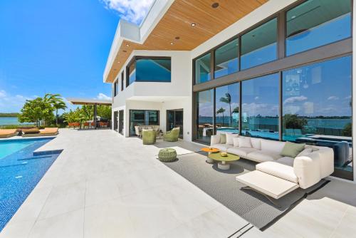 Indulge in Luxury Your Tranquil Resort Mansion Awaits in Vibrant Miami in North Miami, USA