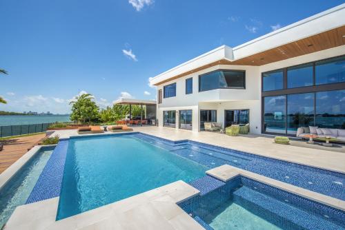 Indulge in Luxury Your Tranquil Resort Mansion Awaits in Vibrant Miami in North Miami, USA