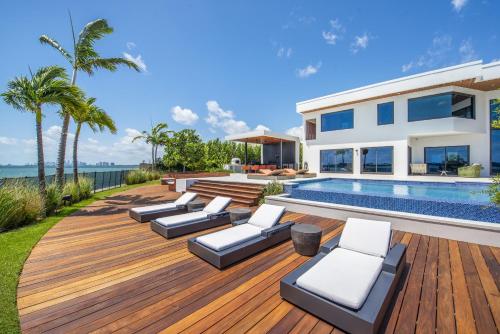 Indulge in Luxury Your Tranquil Resort Mansion Awaits in Vibrant Miami in North Miami, USA