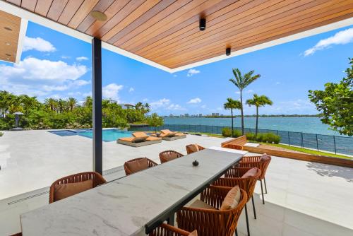 Indulge in Luxury Your Tranquil Resort Mansion Awaits in Vibrant Miami in North Miami, USA