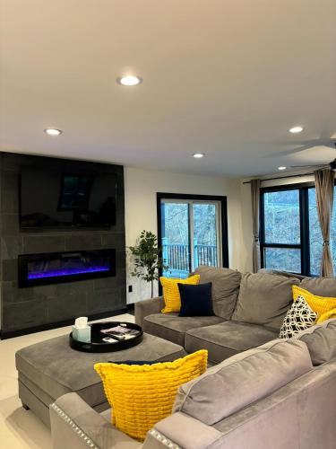 Saugerties Modern Charm with Creekside access and views in Saugerties, USA
