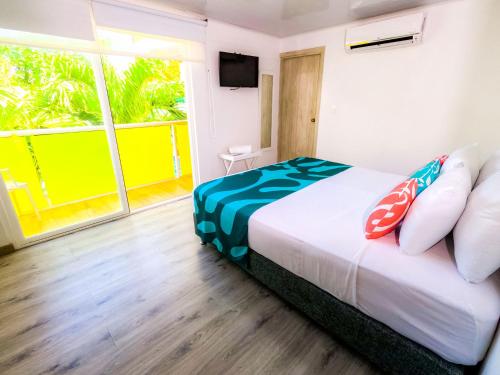 Double Room with Pool View image 9