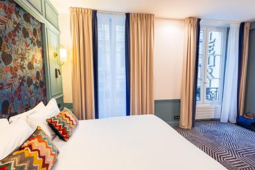 Deluxe Double or Twin Room image 4