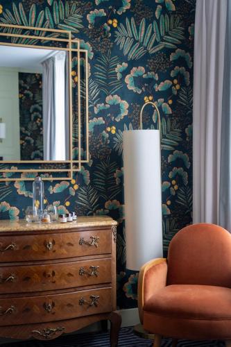 Deluxe Double or Twin Room image 8