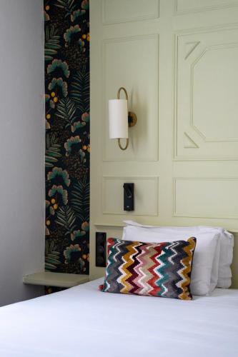 Deluxe Double or Twin Room image 7