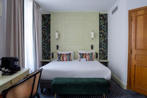 Deluxe Double or Twin Room image 10