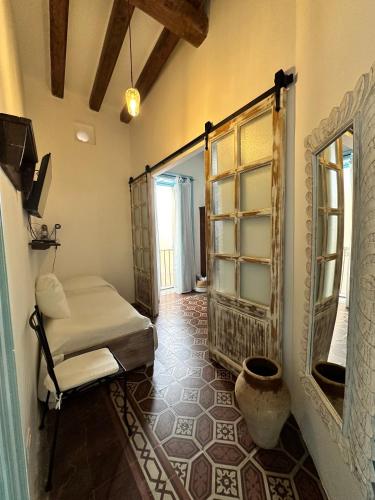 1 queen bed, 1 twin bed