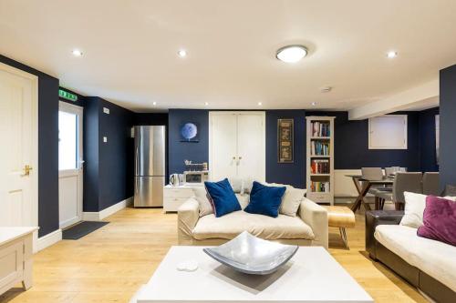 2 double bedroom large modern self contained apartment Free parking in Camberley