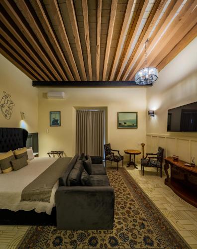 1 king bed, 1 sofa bed