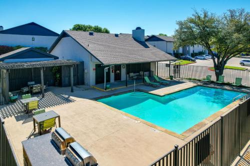 Grand Prairie Apartment Close to Stadiums! in Grand Prairie, USA