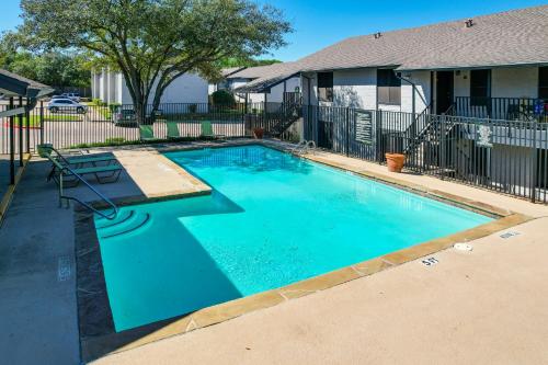 Convenient Grand Prairie Apartment with Balcony in Grand Prairie, USA