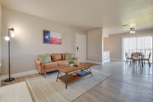Convenient Grand Prairie Apartment with Balcony in Grand Prairie, USA
