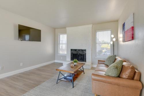 Convenient Grand Prairie Apartment with Balcony in Grand Prairie, USA