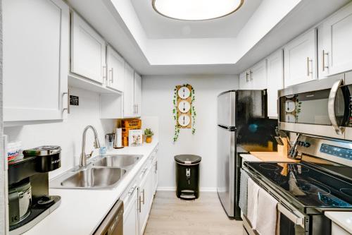 Bright Apt with Pool Access 9 Mi to Downtown Dallas in Dallas, USA