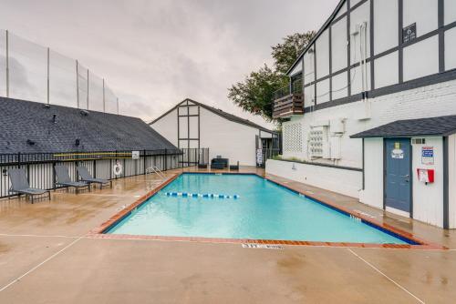 Bright Apt with Pool Access 9 Mi to Downtown Dallas in Dallas, USA