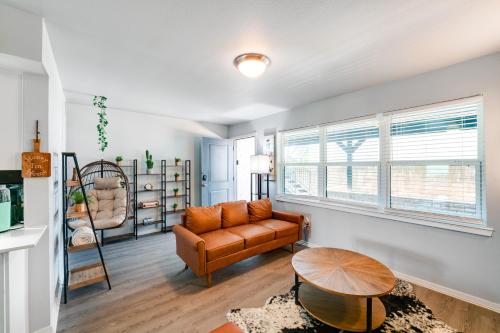 Bright Apt with Pool Access 9 Mi to Downtown Dallas in Dallas, USA