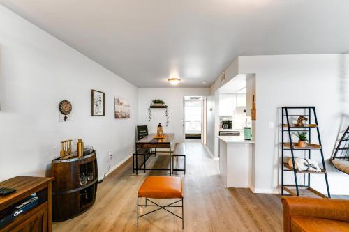 Bright Apt with Pool Access 9 Mi to Downtown Dallas in Dallas, USA