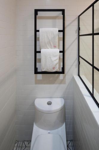 Deluxe Double Room with Extra Bed image 1