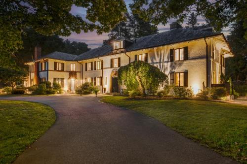 Boston Mansion Heated Pool Fire Pit Tennis in Needham, USA