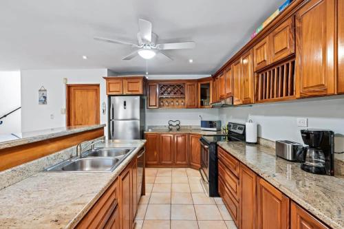 Inviting Home with Colorful Decor and Private Backyard Oasis with a Swimming Pool & Shaded Terrace in พอเทรโร่