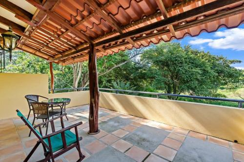 Inviting Home with Colorful Decor and Private Backyard Oasis with a Swimming Pool & Shaded Terrace in พอเทรโร่