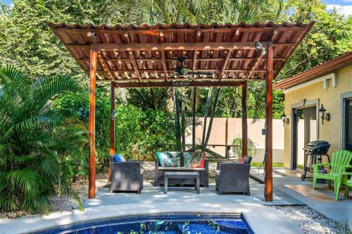 Inviting Home with Colorful Decor and Private Backyard Oasis with a Swimming Pool & Shaded Terrace in พอเทรโร่