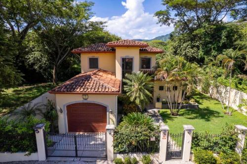 Inviting Home with Colorful Decor and Private Backyard Oasis with a Swimming Pool & Shaded Terrace in พอเทรโร่