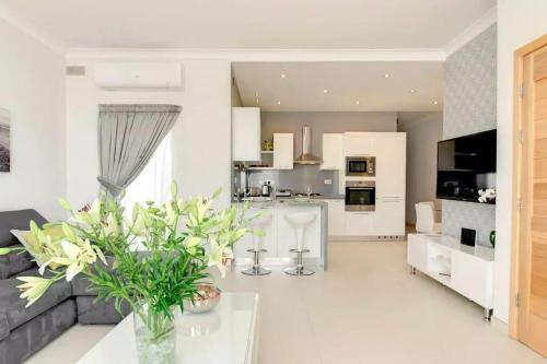 Penthouse with Picturesque Garden and Bayviews, Marsaskala (foto 3)