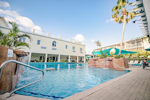 Seven Mile Beach Resort - 수영장