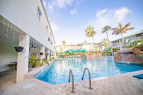 Seven Mile Beach Resort - 수영장
