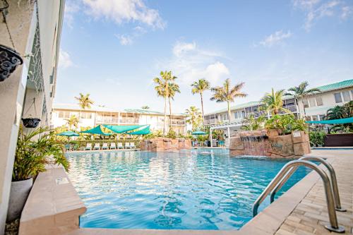 Seven Mile Beach Resort - 수영장