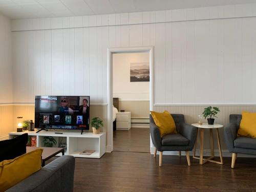 Large 1-bedroom Condo l Downtown l WiFi & Smart TV in Moose Jaw (SK)
