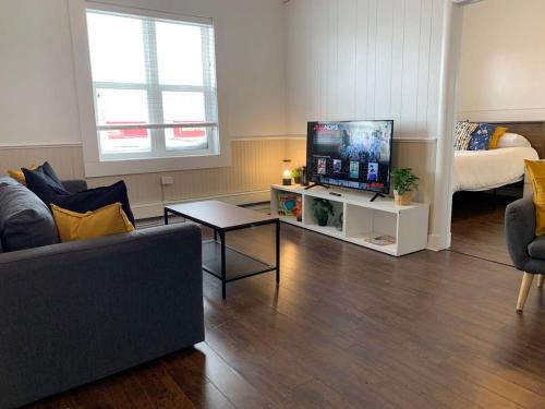 Large 1-bedroom Condo l Downtown l WiFi & Smart TV in Moose Jaw (SK)