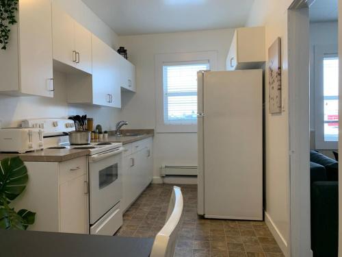 Large 1-bedroom Condo l Downtown l WiFi & Smart TV in Moose Jaw (SK)