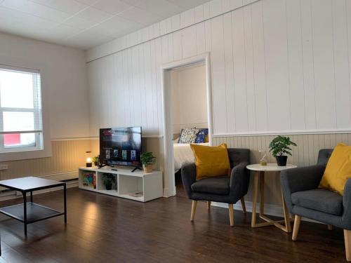 Large 1-bedroom Condo l Downtown l WiFi & Smart TV in Moose Jaw (SK)
