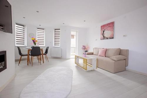 . WhiteBoxApartment