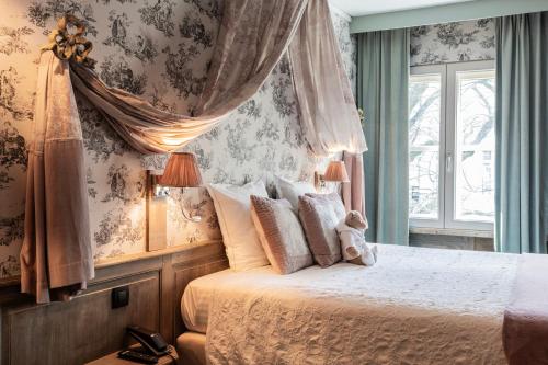 Deluxe King Room image 8