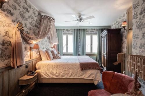 Deluxe King Room image 7