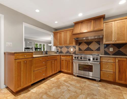 Gourmet Kitchen Family & Pet Friendly Residence! in Edgewater, USA