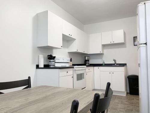 Two Condos l Two Kitchens l Sleeps 7 l 3 Bedrooms in Moose Jaw (SK)