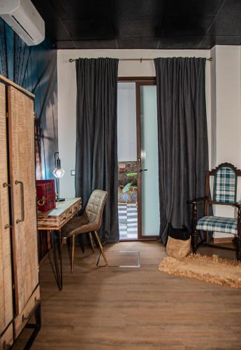 Standard Queen Room with Two Queen Beds image 10
