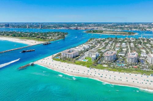 Dog friendly condo with beach access, hot tub & firepit - Lake Park, FL